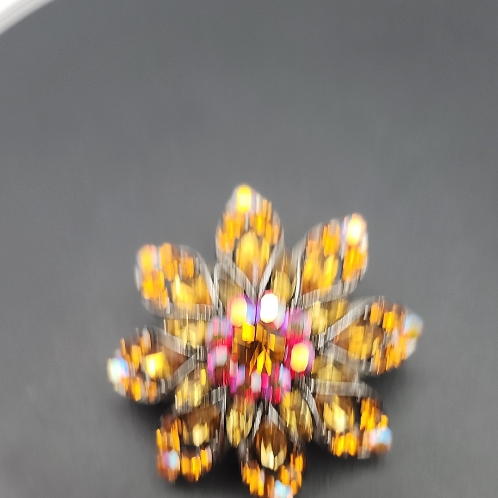 Sparkling Floral Brooch with Brown and Gold Hues - Picture 7 of 13